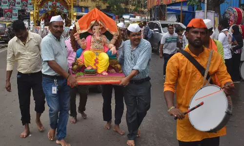 Devotees welcome Lord Ganesh amidst heavy traffic jams across Maharashtra