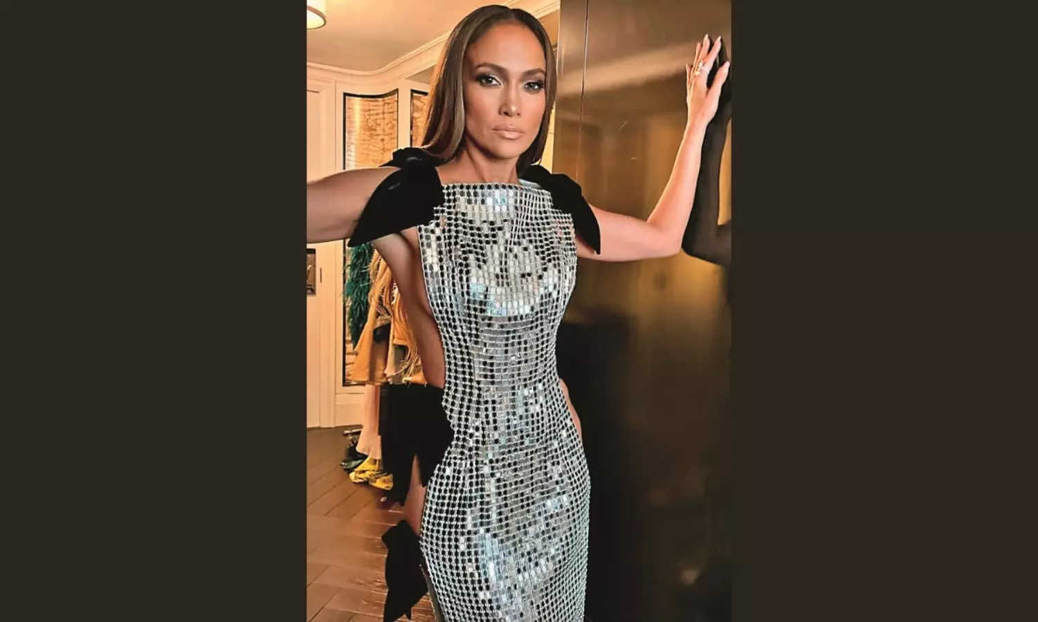 JLO slays it in Revenge Dress JLO slays it in Revenge Dress