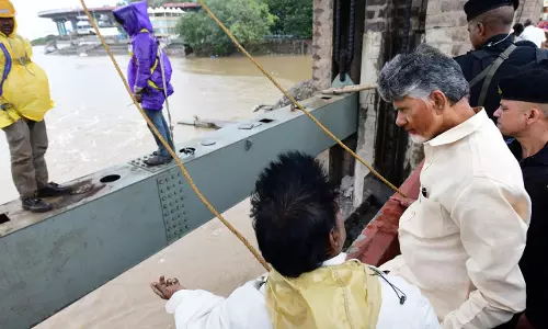 Naidu lauds fixing of 3 counterweights at Prakasam Barrage