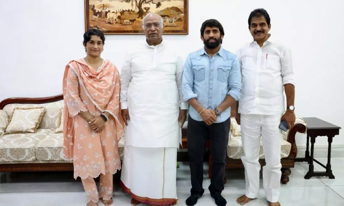 Railways accepts Vinesh Phogat, Bajrang Punias resignation with immediate effect Railways accepts Vinesh Phogat, Bajrang Punias resignation with immediate effect