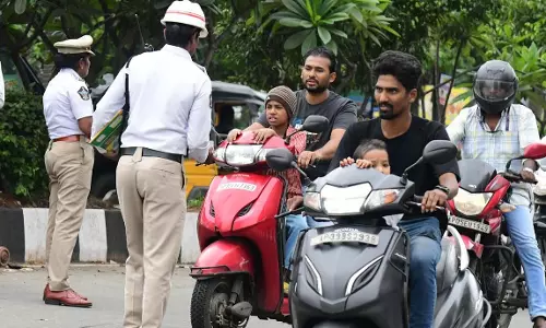 Man detained after confrontation with Cops over not wearing helmet