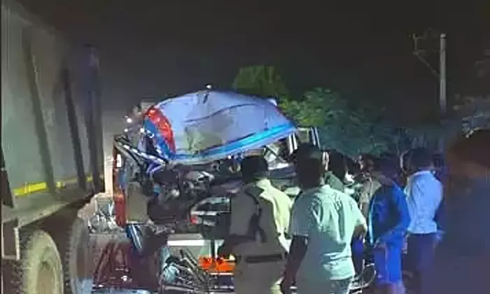 Ambulance driver dies, 4 others hurt in Nalgonda