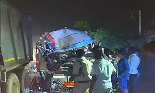 Ambulance driver dies, 4 others hurt in Nalgonda Ambulance driver dies, 4 others hurt in Nalgonda