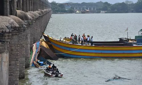 Fresh tactic to salvage stranded boats from Krishna River near Prakasam Barrage