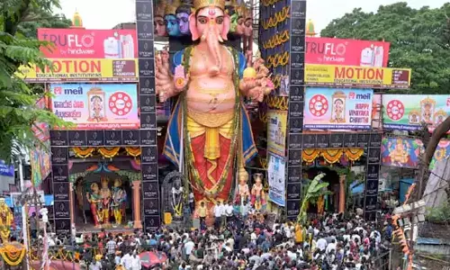 Crowd surges at Khairatabad for glimpse of giant Ganesh