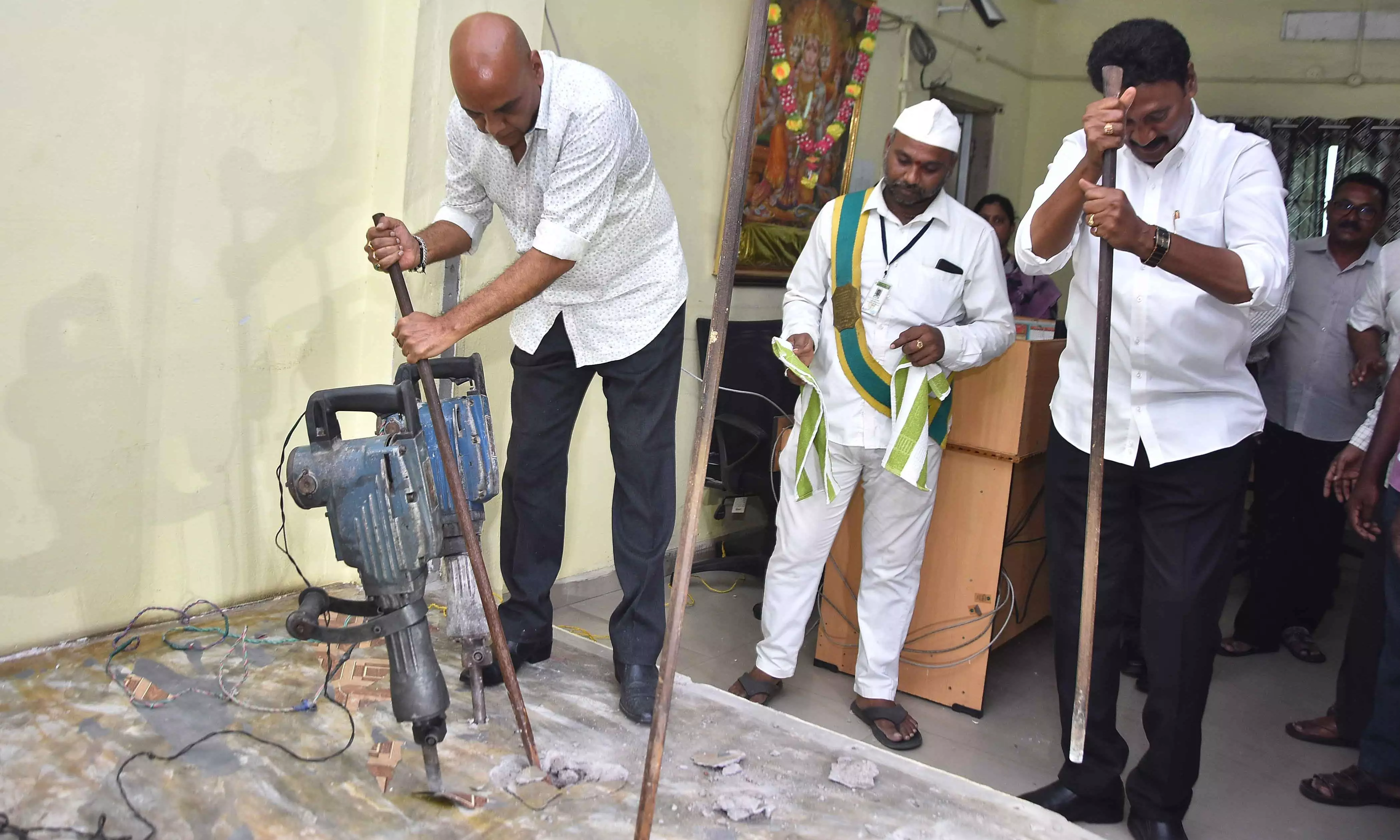 Revenue secretary welcomes reforms at sub-registrar offices in Andhra Pradesh Revenue secretary welcomes reforms at sub-registrar offices in Andhra Pradesh