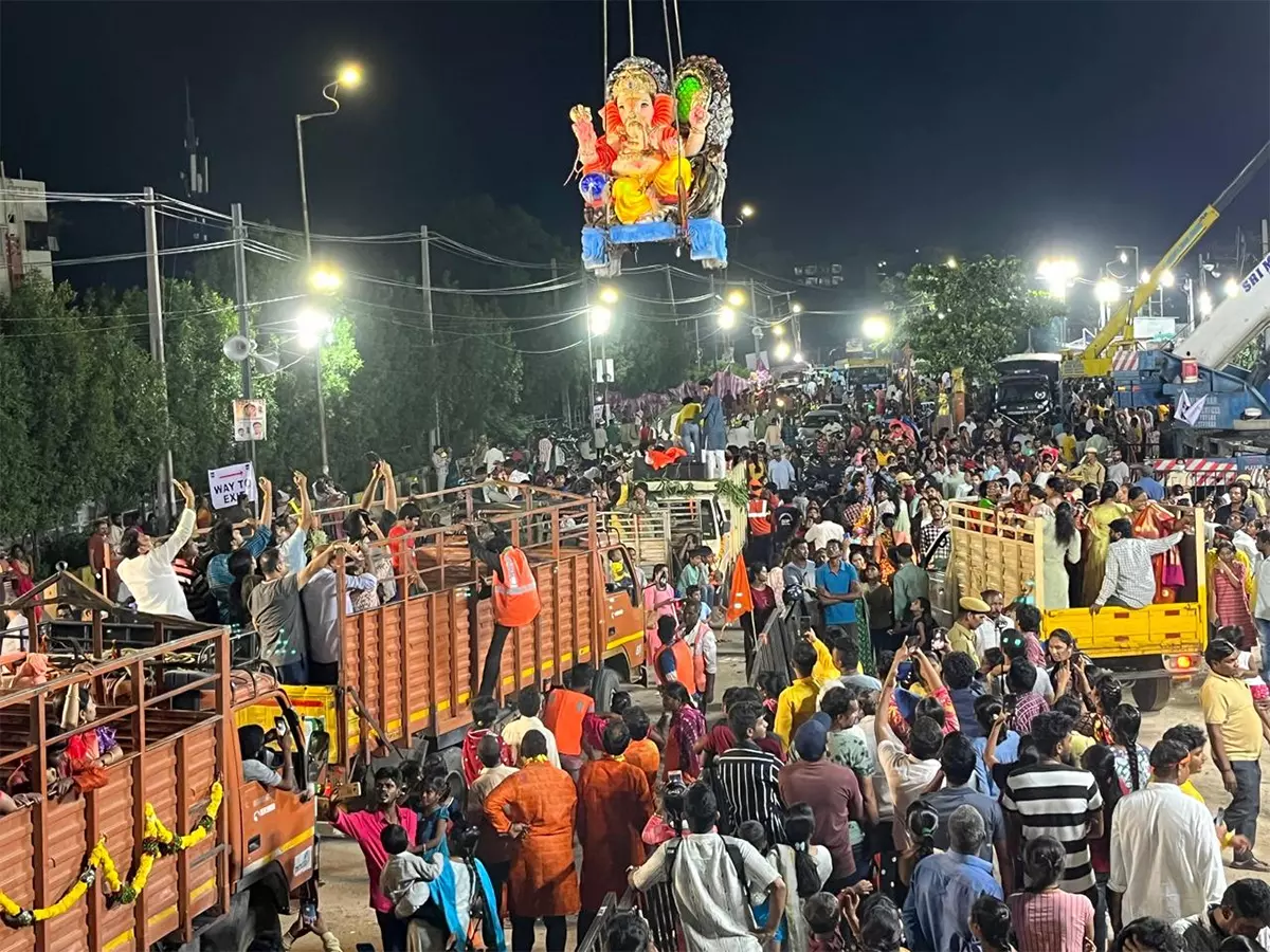 Muslims Extend Help in Ganesh Immersion Muslims Extend Help in Ganesh Immersion