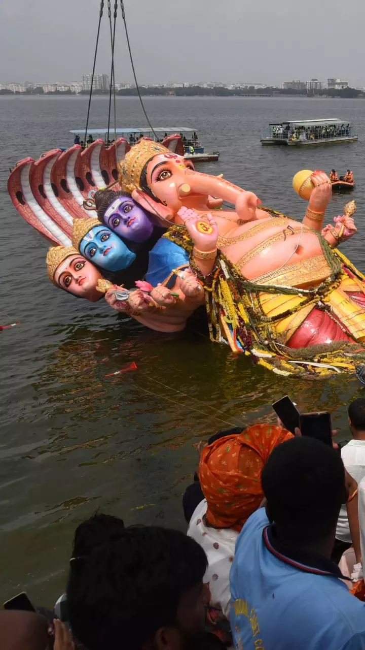Over 1 lakh idols immersed in Hussainsagar