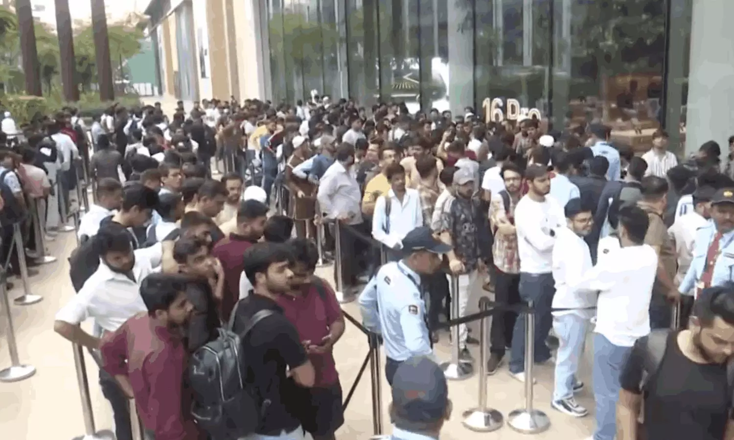 iPhone 16 sale in India from today, huge crowd outside Apple Stores in Mumbai, Delhi iPhone 16 sale in India from today, huge crowd outside Apple Stores in Mumbai, Delhi