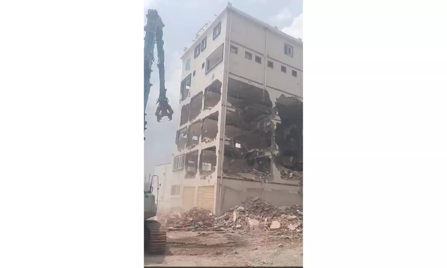 HYDRAA: 16 sheds in Kukatpally lake, three   multi-storied buildings, 27 villas in Ameenpur demolished