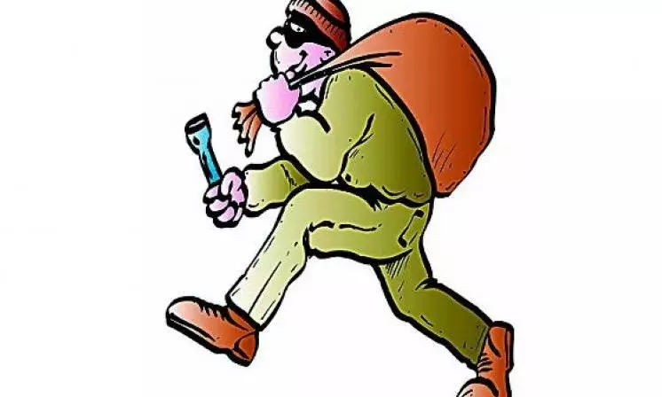 Known Person Loots Rs.2.20 Crore from Hyderabad Bizmans Home