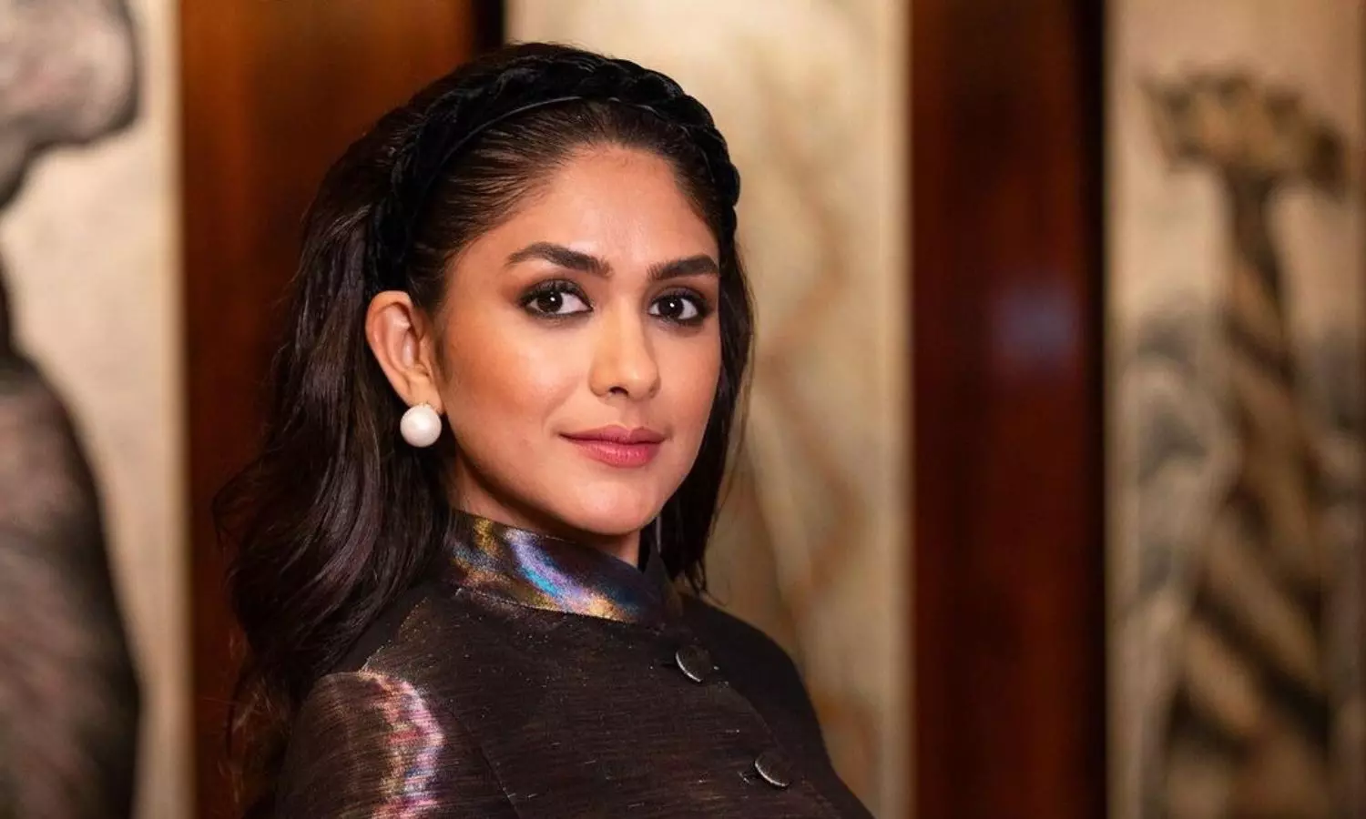 Mrunal Thakur pockets hefty sum for shop openings? Mrunal Thakur pockets hefty sum for shop openings?