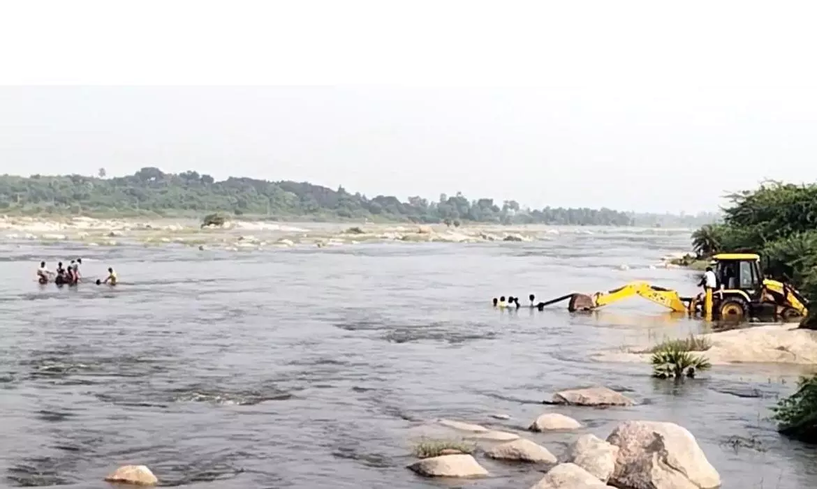 Police Rescue 2 Stranded in Musi River Police Rescue 2 Stranded in Musi River