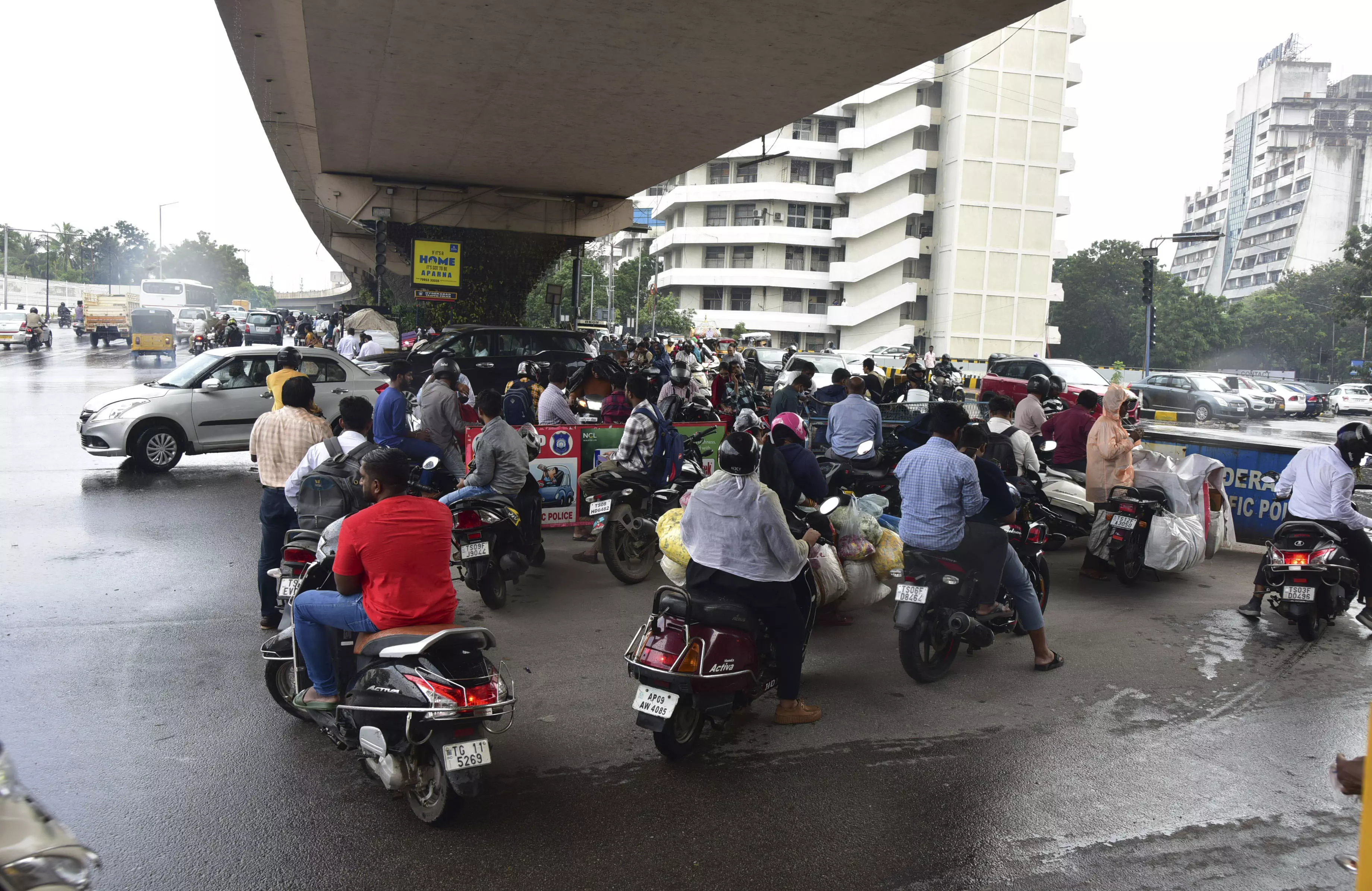 Hyderabad: Foul Water, Traffic Jams Plague Oliphant Bridge Hyderabad: Foul Water, Traffic Jams Plague Oliphant Bridge