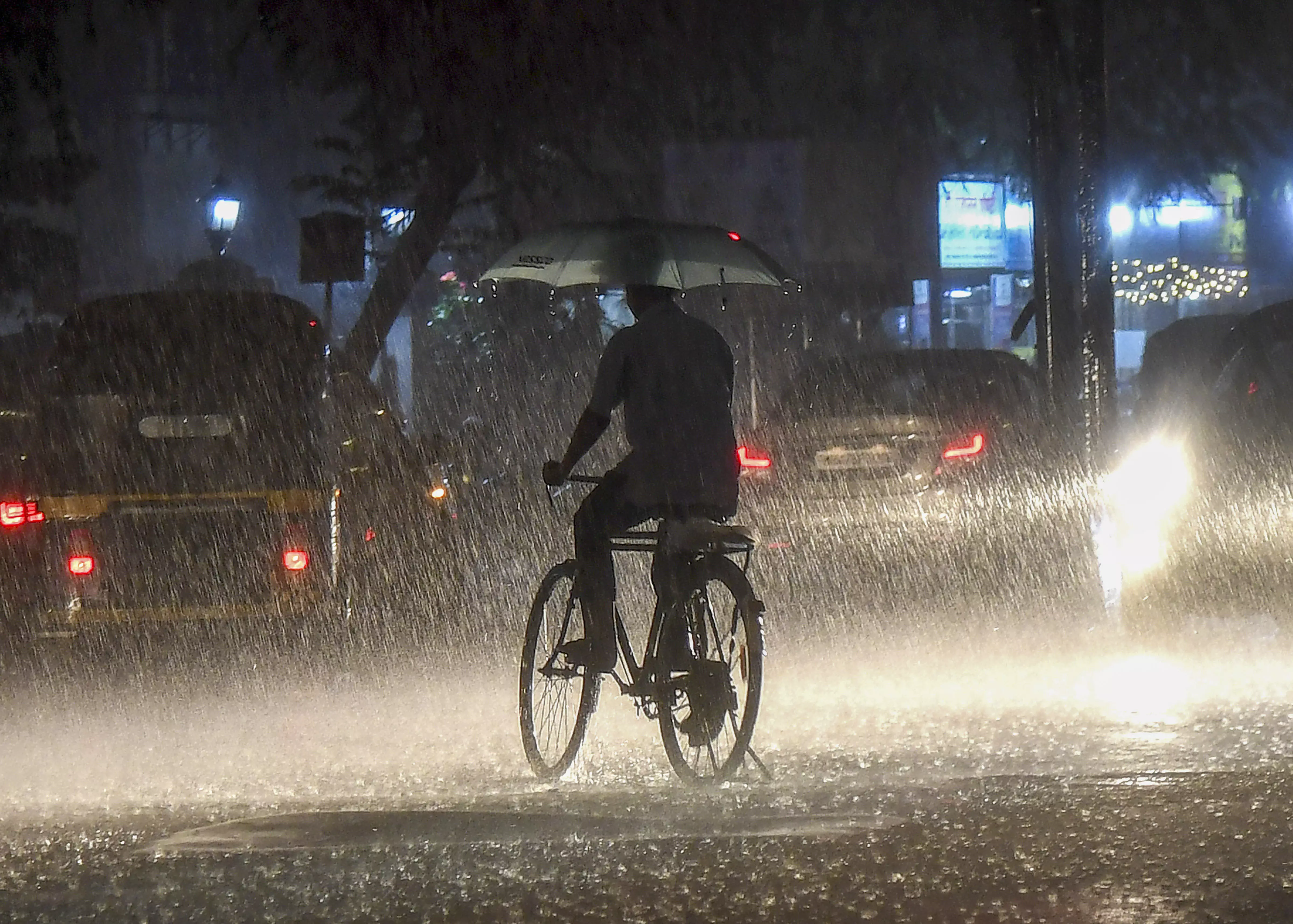 Heavy rains hit Mumbai: Holiday for schools and colleges today Heavy rains hit Mumbai: Holiday for schools and colleges today