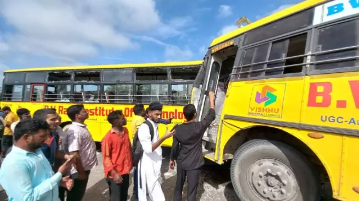 1 dead, 20 students hurt in bus collision 1 dead, 20 students hurt in bus collision
