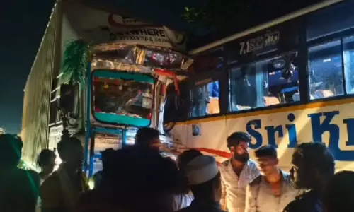 2 dead 11 injured in bus-truck collision