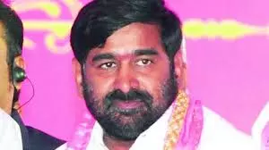 Chaos at Yashoda Hospital Hyderabad as Ex-Ministers Supporters Clash Chaos at Yashoda Hospital Hyderabad as Ex-Ministers Supporters Clash