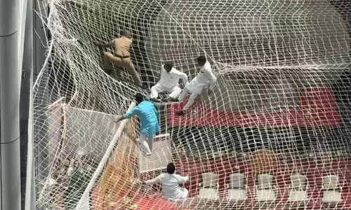 Deputy Speaker, MP, MLAs jump onto Mantralaya safety net put to prevent suicides