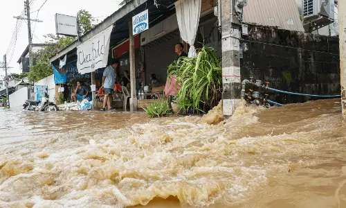 Floods inundate Thailands northern tourist city of Chiang Mai
