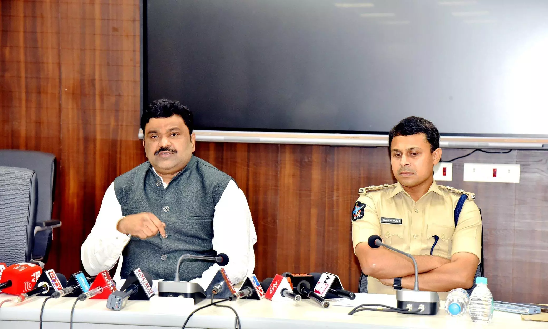 1.73 Lakh Tonnes of Sand Available in Kurnool: Collector 1.73 Lakh Tonnes of Sand Available in Kurnool: Collector