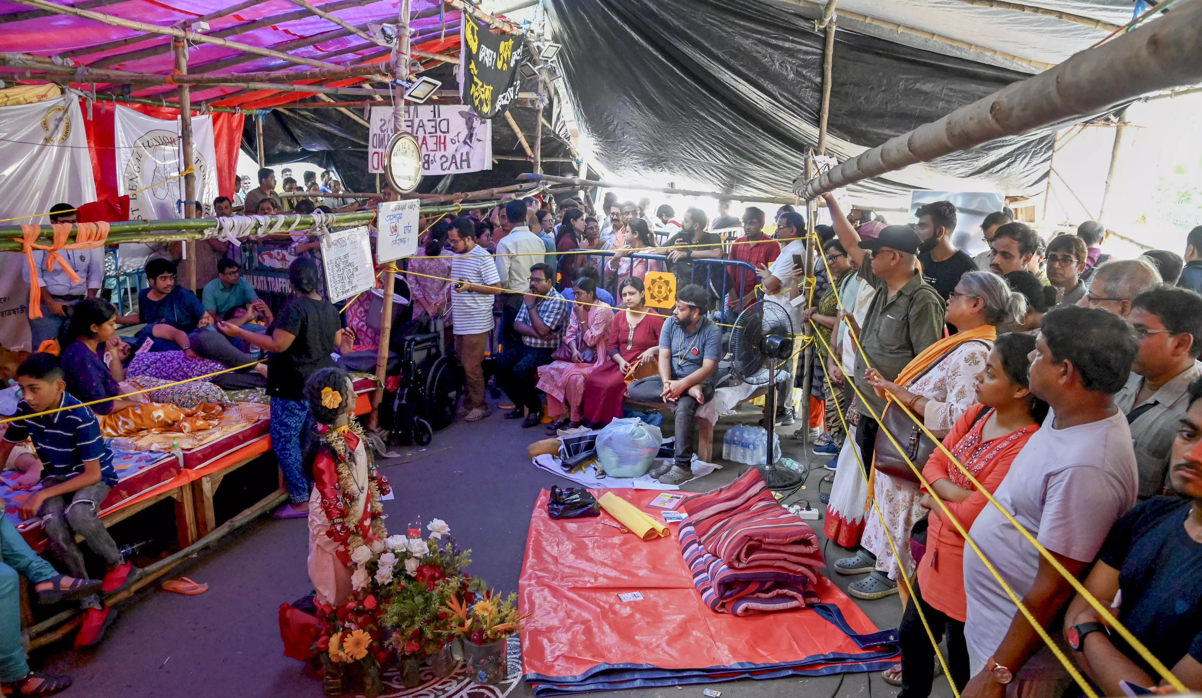 50 senior doctors of RG Kar hospital resign in solidarity with medics on fast 50 senior doctors of RG Kar hospital resign in solidarity with medics on fast