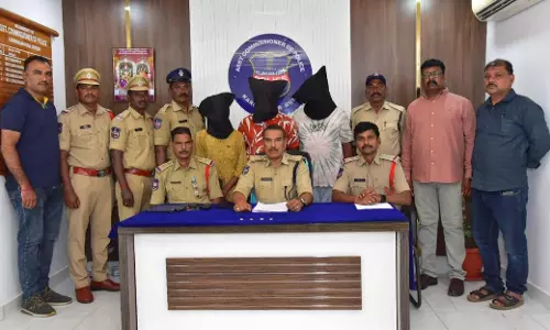 Three chain snatchers held in Karimnagar Three chain snatchers held in Karimnagar