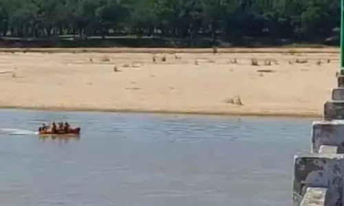 Odisha youth jumps into Brahmani river in front of father, goes missing