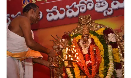 Devotees from throng Durga temple for Navaratri Darshanv