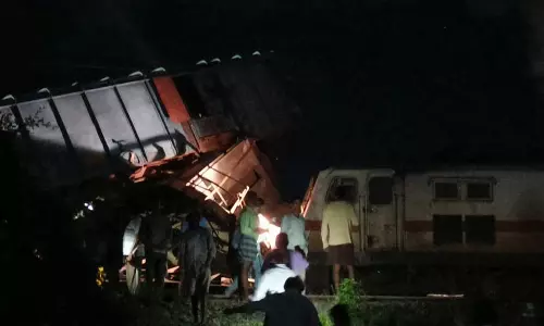 Mysuru-Darbhanga Express Train derails near Kavarapettai