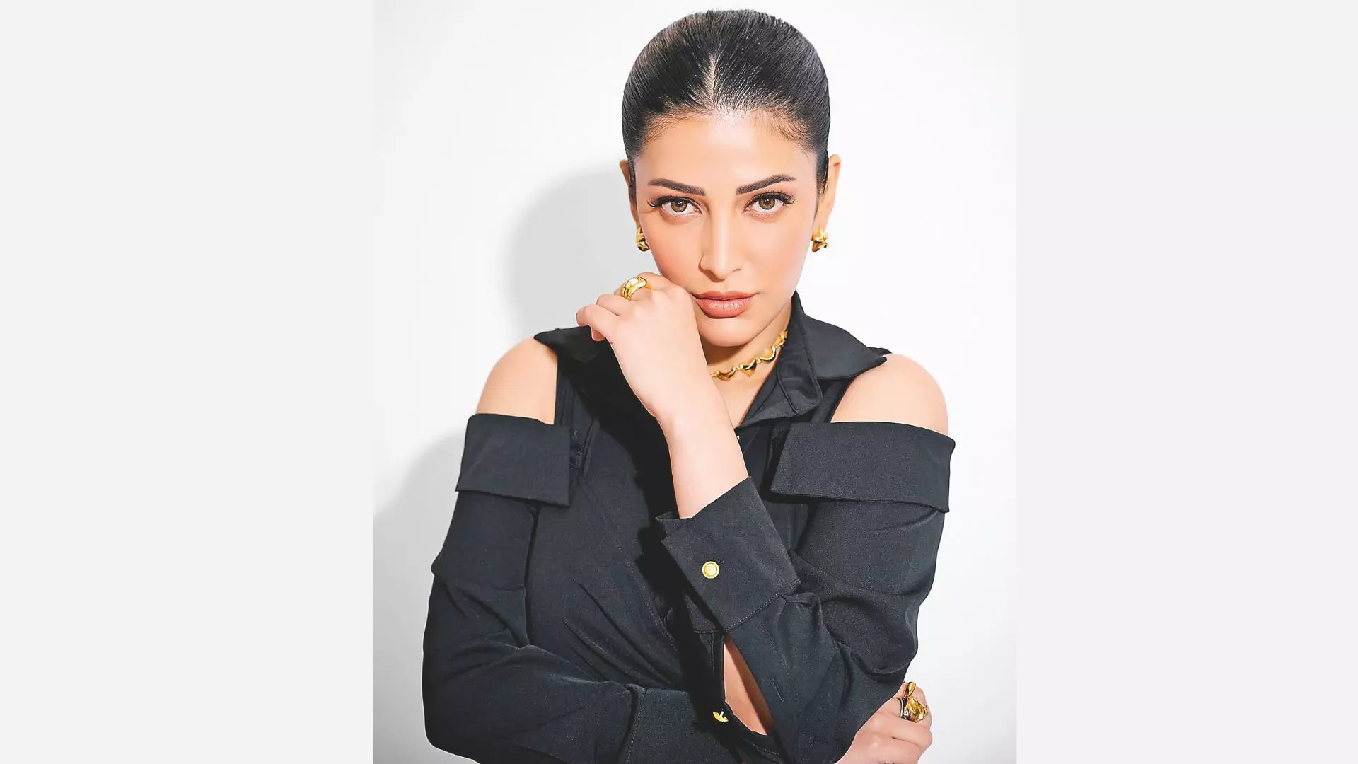 Shruti Haasan walks out of Dacoit? Shruti Haasan walks out of Dacoit?