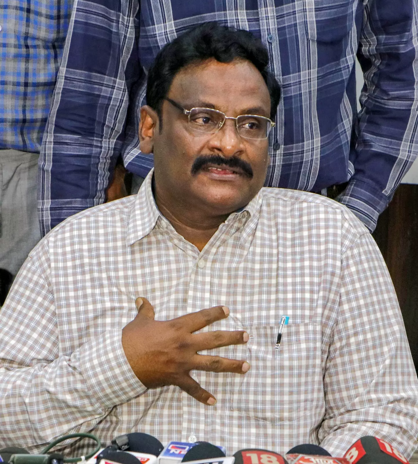 Politicians, friends pay tributes to former DU professor Saibaba