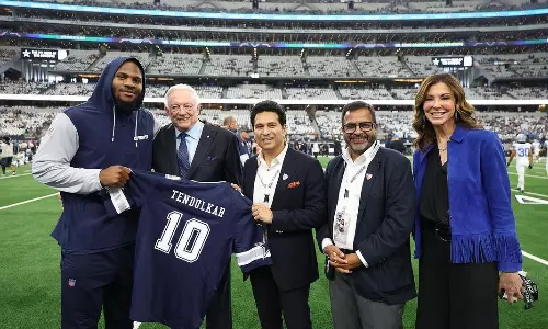 Tendulkar honored by Dallas Cowboys during NFL Game Tendulkar honored by Dallas Cowboys during NFL Game