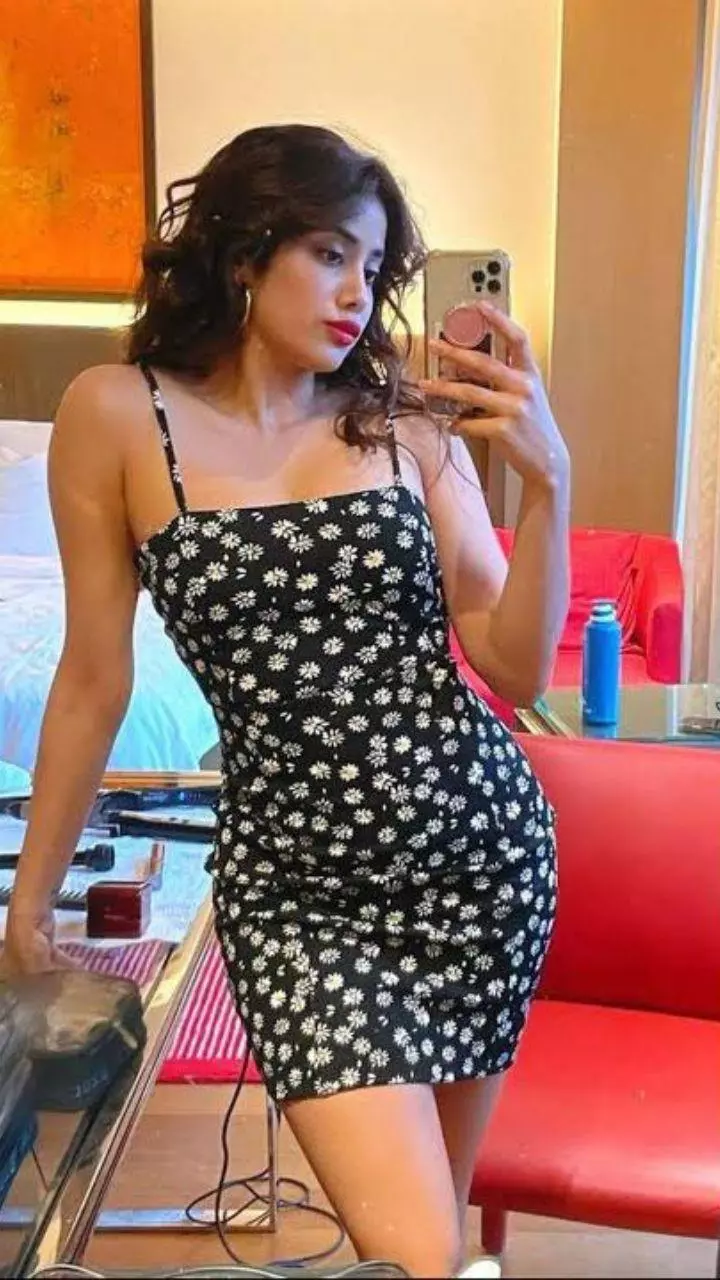 Mastering the Mirror Selfie: 5 Bollywood Divas Who Do it Best