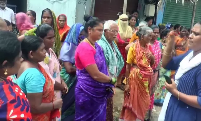 Women stage protest against liquor shops in Tirupati
