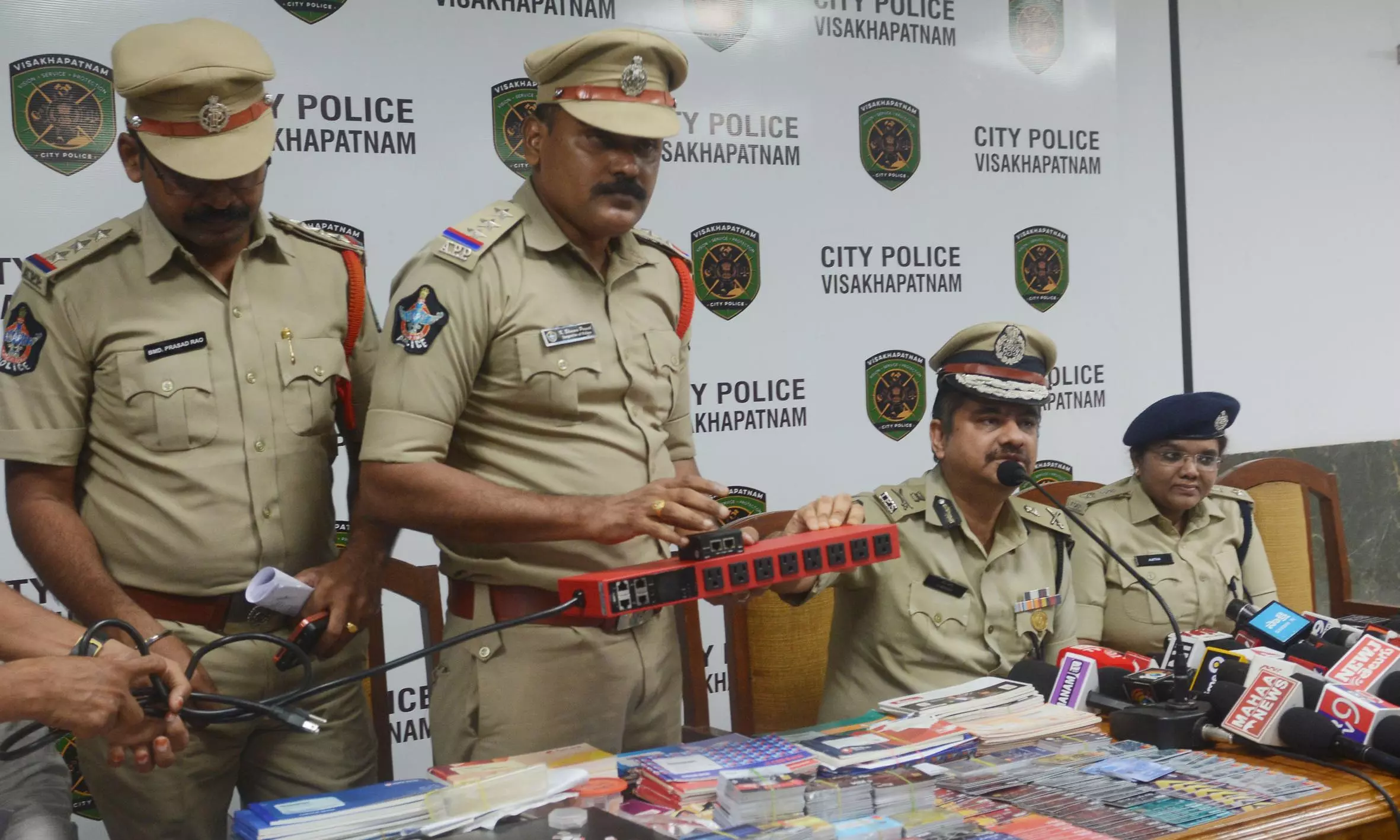Visakhapatnam Police Bust Illegal Payment Gateway Scam Visakhapatnam Police Bust Illegal Payment Gateway Scam
