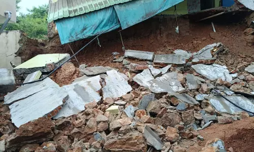 Heavy rain lashes Visakhapatnam, 1 hurt as shed collapses