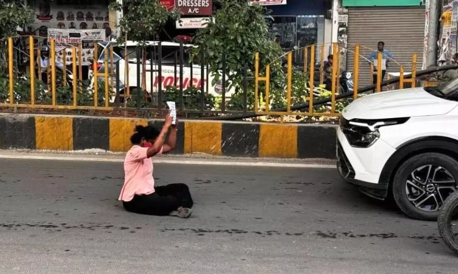 Hyderabad police cane Group-I aspirants at Ashoknagar
