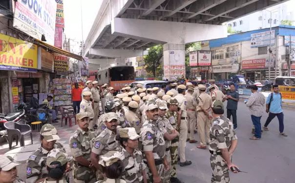 Police detain Group-1 aspirants in Ashok Nagar Police detain Group-1 aspirants in Ashok Nagar