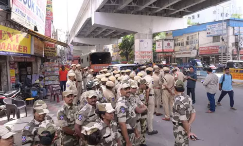 Police detain Group-1 aspirants in Ashok Nagar