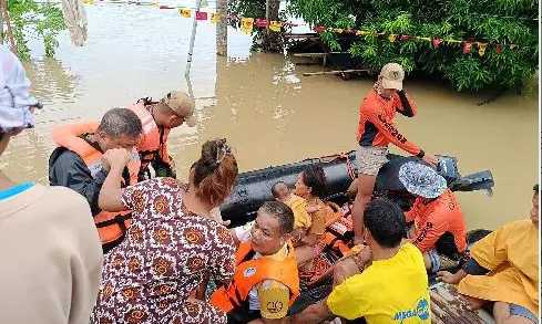 Seven dead, thousands evacuated as tropical storm batters Philippines Seven dead, thousands evacuated as tropical storm batters Philippines
