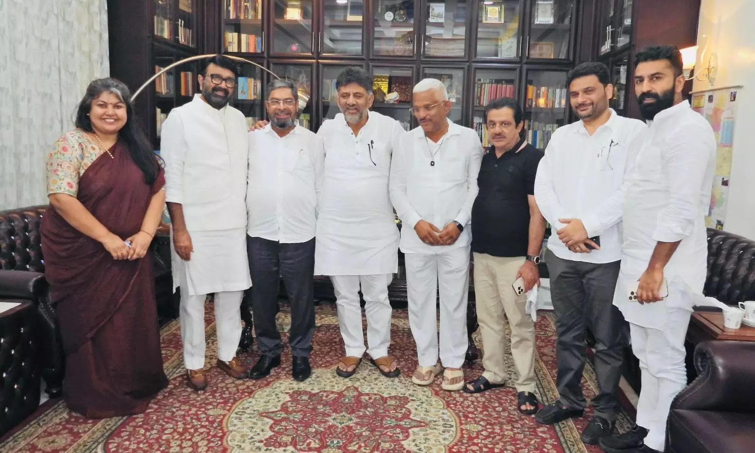 Karnataka: Rebel Candidate Khadri Meets Congress Leaders