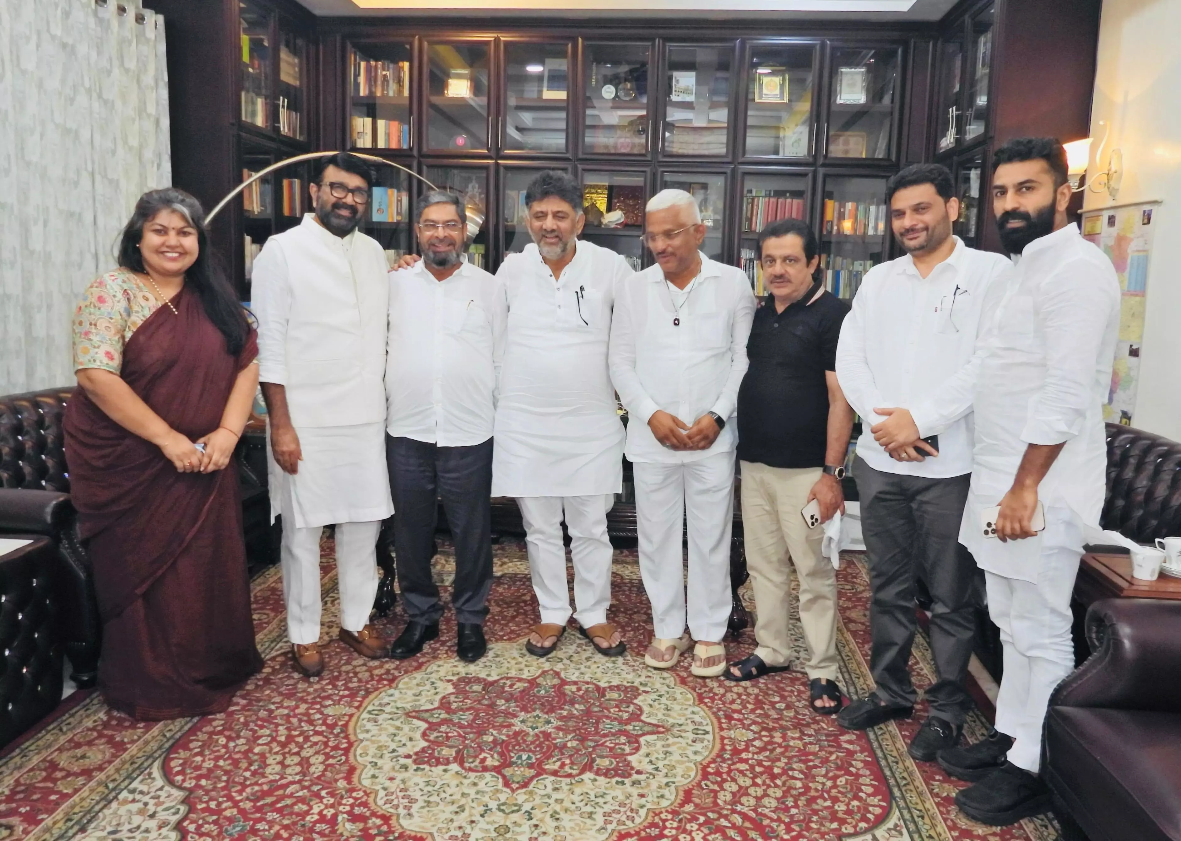 Karnataka: Rebel Candidate Khadri Meets Congress Leaders Karnataka: Rebel Candidate Khadri Meets Congress Leaders