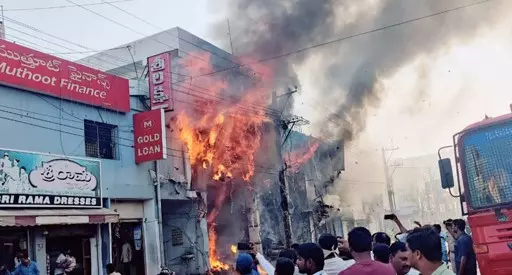 Jangaon: Major fire in 2 shopping malls Jangaon: Major fire in 2 shopping malls