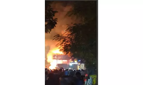 Major fire mishap at Hanuman Tekdi in Hyderabad Major fire mishap at Hanuman Tekdi in Hyderabad