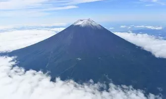 Still no snow on Japans Mount Fuji, breaking record