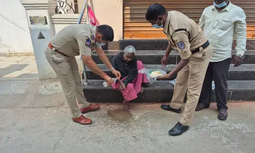 Nagole Police Shift Elderly Couple to Shelter Home After Son Refuses to Accept Them Nagole Police Shift Elderly Couple to Shelter Home After Son Refuses to Accept Them
