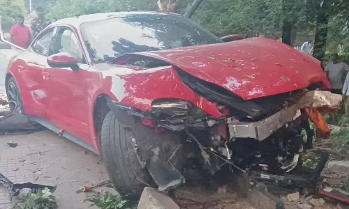 Hyderabad: Man crashes Porsche into KBR Park wall