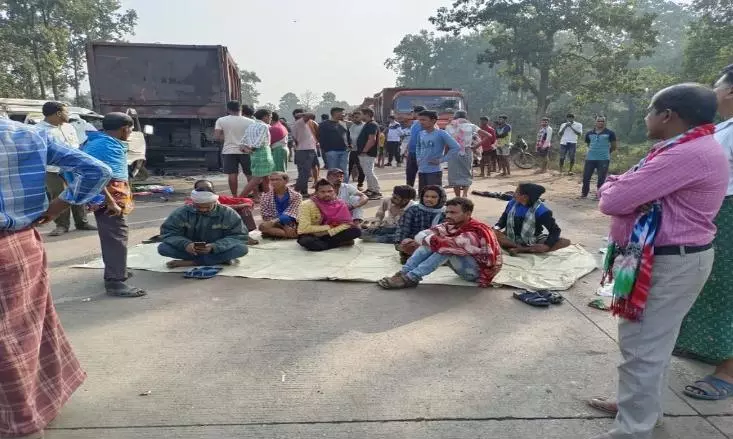 Odisha: 7 Killed, 4 injured as minibus collides with stationary trailer amid dense fog Odisha: 7 Killed, 4 injured as minibus collides with stationary trailer amid dense fog
