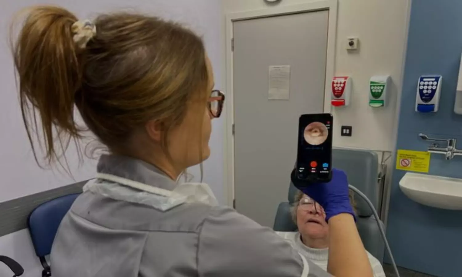 UKs health service pilots iPhone device to detect throat cancer UKs health service pilots iPhone device to detect throat cancer